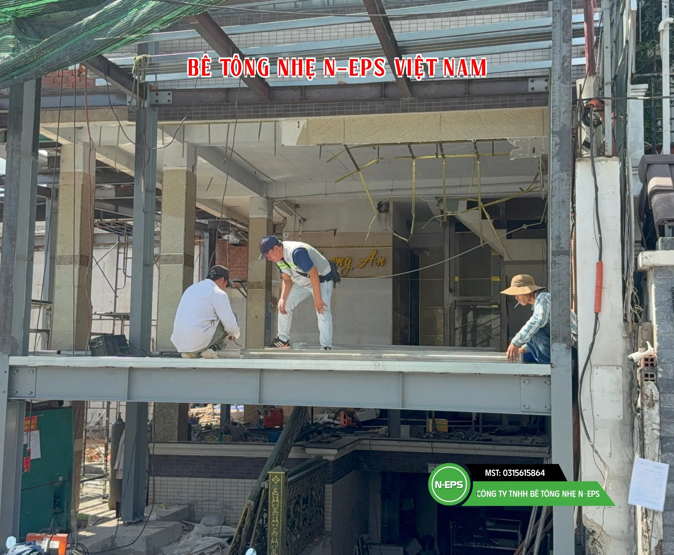 Đội ngũ N-EPS hướng dẫn thi công bê tông nhẹ tận nơi.